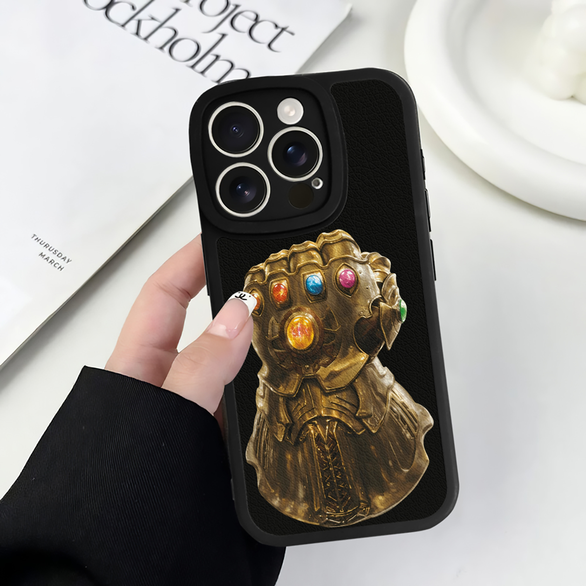 （画像用） アベンジャーズ The Avengers 【iPhone 16シリーズ対応】シリコンスマホケース（レザー調） 材質：シリコン